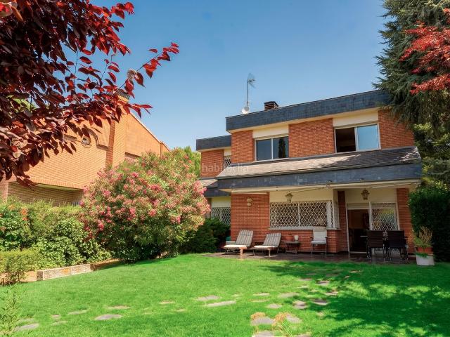 Chalet en venta en Torrelodones, Casco Antiguo. PRIVILEGIADO CHALET INDEPENDIENTE EN EL CASCO URBANO DE TORRELODONES. Chalets.