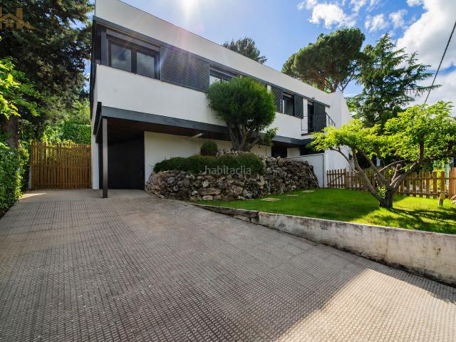 Chalet en venta en Torrelodones, Salud y Alegría El Lago. Chalet independiente en la Calle Miramadrid. Chalets.