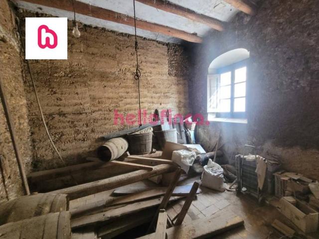 Chalet en venta en Torrelles de Foix. Acogedora casa a reformar con encanto en el centro de Torrelles de Foix. Chalets Torrelles de.