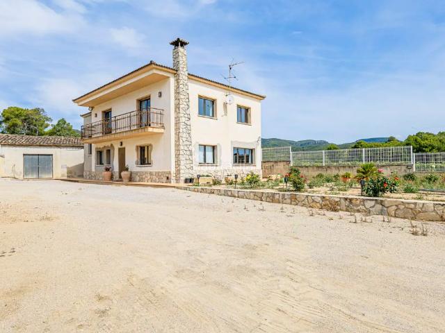 Chalet en venta en Torrelles de Foix. EXCLUSIVA FINCA EN VENTA EN EL CORAZÓN DEL ALT PENEDÉS: HISTORIA, NATURALEZA Y UN SINFÍN DE POSIBILIDADES. Chalets Torrelles de.