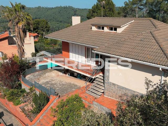 Chalet en venta en avenida Segona, Torrelles de Llobregat, de 180 m² 3 habitaciones por 495.000