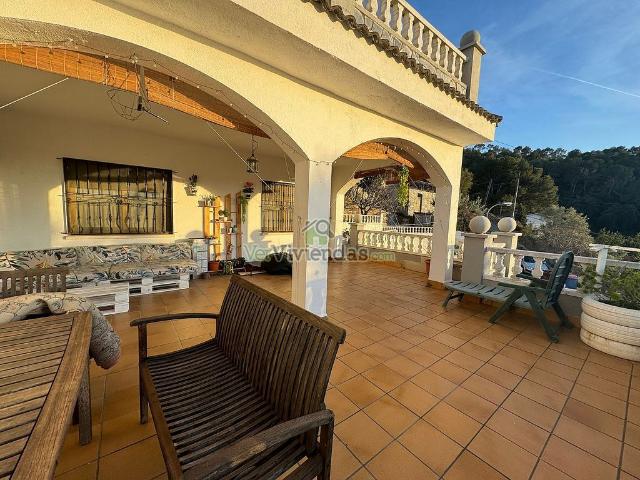 Chalet en venta en calle De Can Cartró, Torrelles de Llobregat, de 300 m² 7 habitaciones por 449.000
