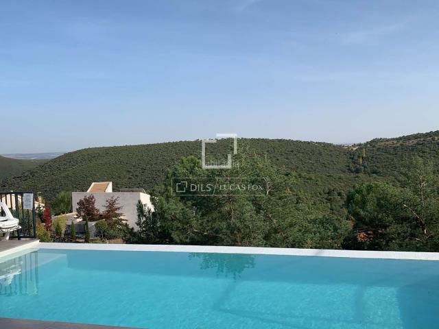 Chalet en venta en Torremocha de Jarama. Villa renovada sobre una gran parcela con piscina en venta en la Sierra de Madrid. Chalets Torremocha de.