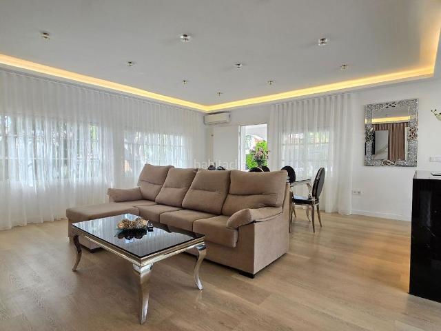 Chalet en venta en Torremolinos, El Pinar Palacio de Congresos. Chalé independiente recién renovado, ubicado en una amplia parcela de 971 m. Chalets.