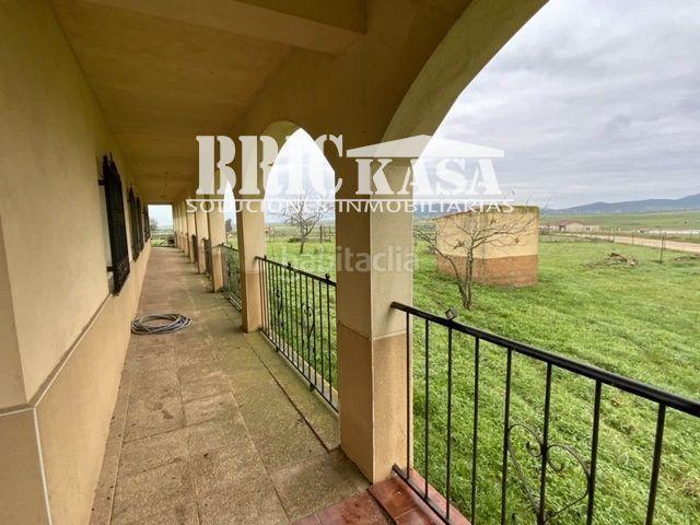 Chalet en venta en Torreorgaz. Chalet Independiente en venta en Torreorgaz, con 346 m2, 7 habitaciones y 2 baños, Trastero, Amueblado y Calefacción CHIMENEA. Esp. Chalets.