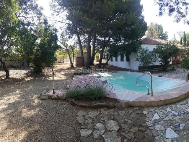 Chalet en venta en Torreperogil. chalet a un paso de Torreperogil y Úbeda, parcela muy cuadrada y con muchas posibilidades. Chalets.