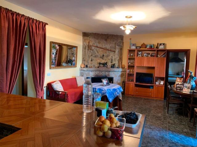 Chalet en venta en Torreperogil. Estupendo chalet con 6400 m2 de parcela, ideal para construir cualquier tipo de negocio. Chalets.