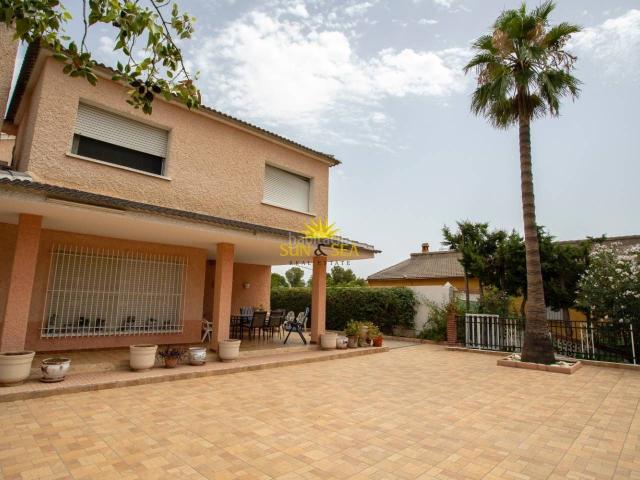 Chalet en venta en Torres de Cotillas Las. iexclEN VENTA, CHALET EN LAS TORRES DE COTILLAS!Descubre el hogar de tus suentildeos en un entorno rural y tranquilo, rodeado de z. Chalets Torres de.