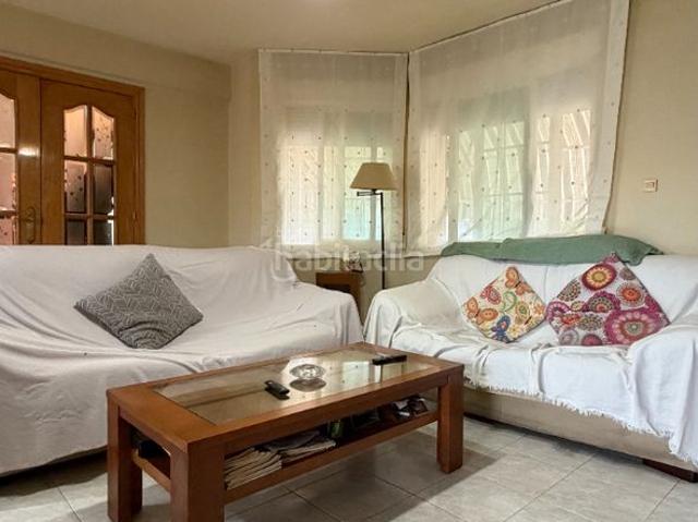 Chalet en venta en Torres de la Alameda. Chalet de esquina con gran jardín privado en Torres de la Alameda. Chalets Torres de la.