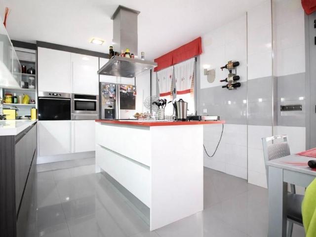 Chalet en venta en Tarancón. Chalet de alta calidad totalmente reformado con terrazas, patio y energía solar. Chalets.
