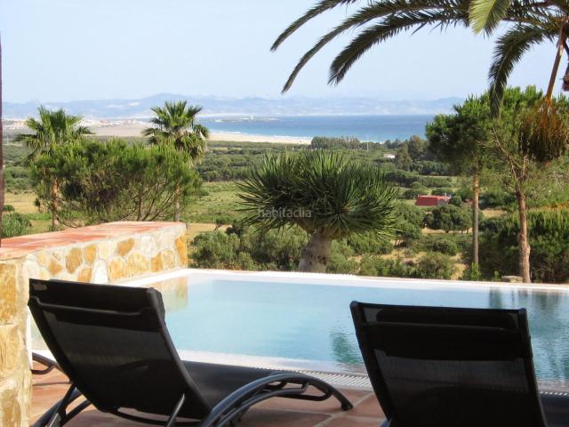 Chalet en venta en Tarifa, Tarifa Ciudad. Villa con piscina climatizada, vistas al mar y parcela de 8.830 m². Chalets.