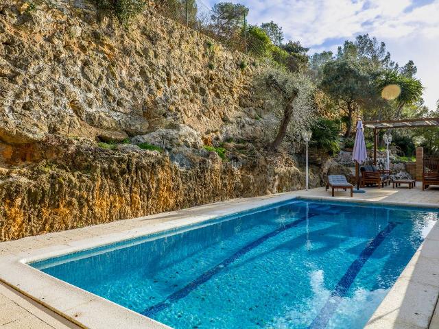Chalet en venta en Tarragona, La Mora Costa Dorada. Vive a 1 minuto del mar en La Mora: luz, privacidad y jardín con piscina. Chalets.