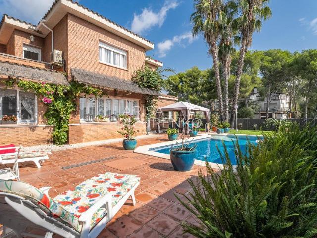 Chalet en venta en Tarragona, Urbanitzacions de Llevant Costa Dorada. Chalet Individual en venta en Monnars, 6 dormitorios. Chalets.