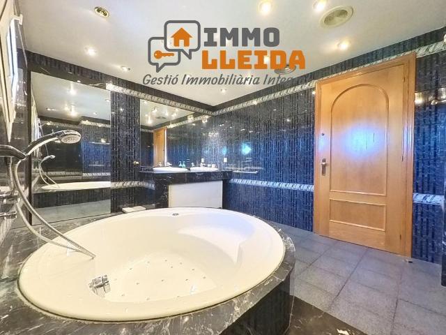 Chalet en venta en Tàrrega. Fabuloso chalet de estilo moderno en Tárrega. Chalets.