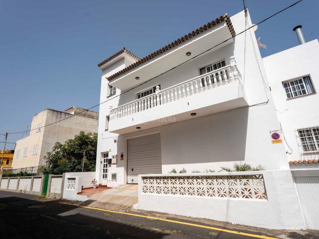 Chalet en venta en Tegueste. Casa independiente de 4 dormitorios y 340 m² en Tegueste. Chalets.
