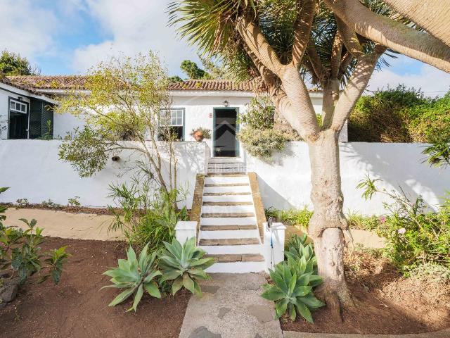 Chalet en venta en Tegueste. Espectacular casona tradicional canaria de 312 m² y 9 hab. con gran finca privada en Tegueste. Chalets.