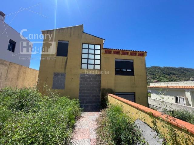 Chalet en venta en Tegueste. Exclusiva vivienda unifamiliar en Tegueste con amplias terrazas, sótano y azotea a para reformar. Chalets.
