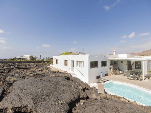 Chalet en venta en Teguise, Tahiche. Mágica villa rodeada de lava oportunidad exclusiva en El Volcán de Tahiche. Chalets.