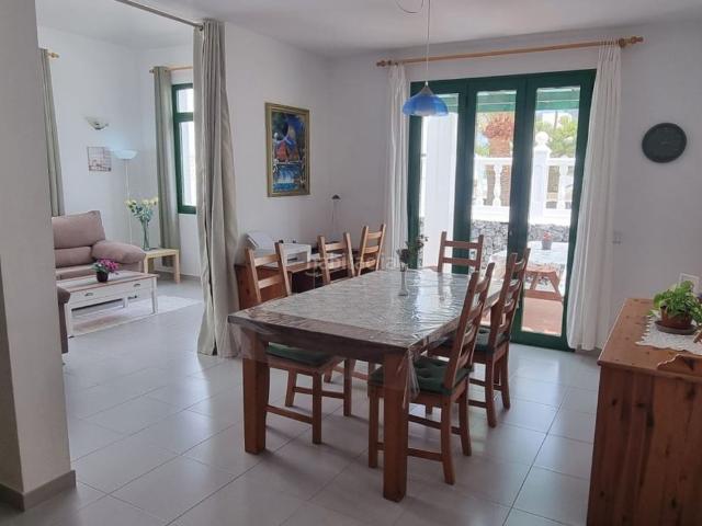 Chalet en venta en Teguise, Costa Teguise. Vivienda unifamiliar en el centro de Costa Teguise. Chalets.