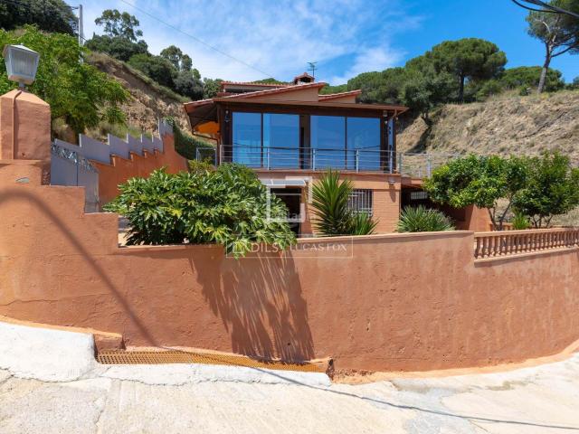 Chalet en venta en Teià. Una casa en plena naturaleza y con vistas al mar en venta en Teià, Barcelona. Chalets.