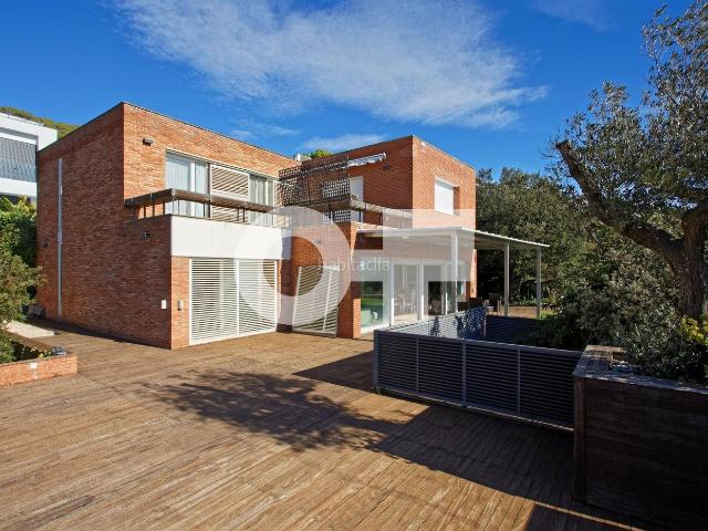 Chalet en venta en Teià. CASA INDEPENDIENTE CON PISCINA 645M2 PARCELA 400M2 CASA VISTAS AL MAR 4 HABITACIONES 3 BAÑOS PISCINA GARAJE CUBIERTO PARA 3. Chalets.