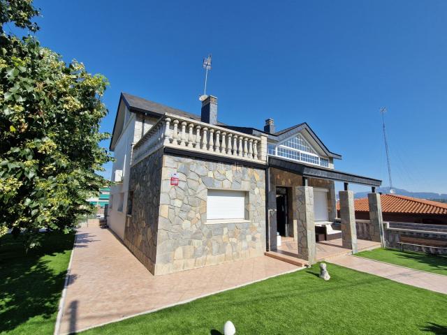 Chalet en venta en Terrassa, Can Parellada. Chalet con piscina, barbacoa y amplios espacios interiores. Chalets.