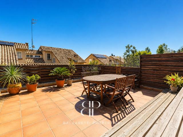 Chalet en venta en Tiana. Casa con vistas al mar, montaña y pueblo. Chalets.