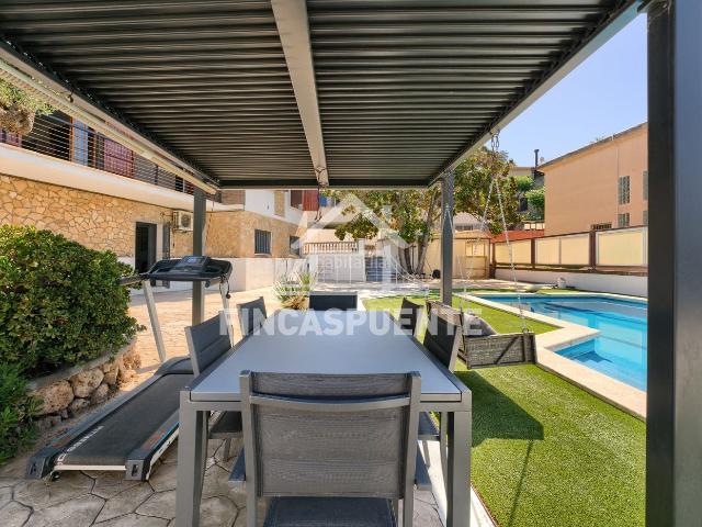 Chalet en venta en Tiana. Espectacular casa a cuatro vientos con piscina, porche y gran parcela llana en Tiana. Chalets.