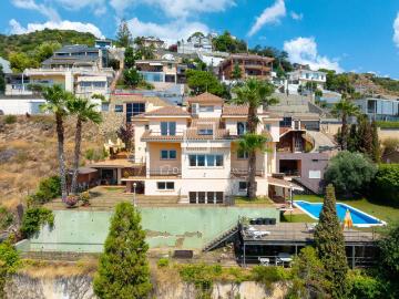 Chalet en venta en Tiana. Exclusiva villa con vistas al mar y privacidad absoluta en venta en Mas Ram. Chalets.