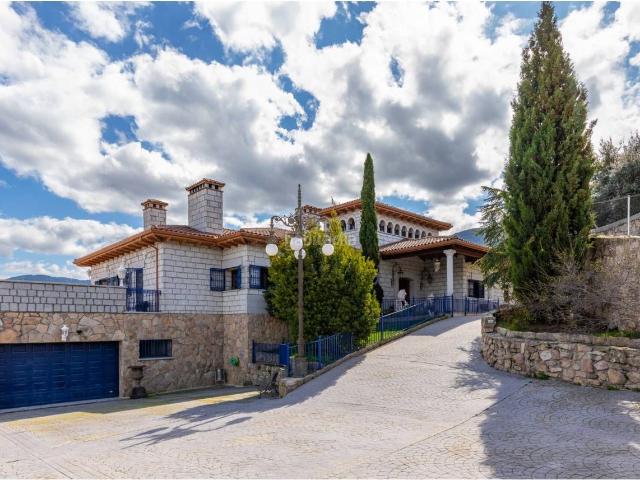Chalet en venta en Tiemblo El. Casa de lujo en una ubicación privilegiada. Chalets Tiemblo.