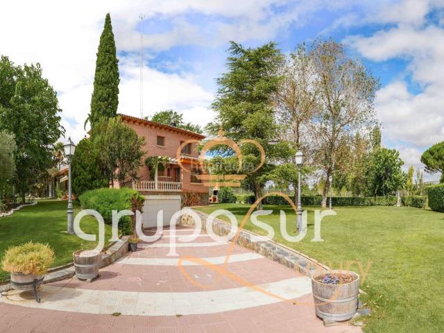 Chalet en venta en Traspinedo. Espectacular chalet independiente con piscina privada en Traspinedo a 35 km de ValladolId. Chalets.