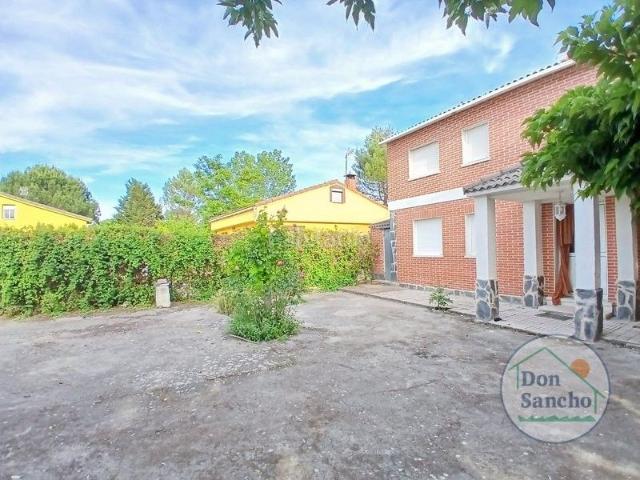 Chalet en venta en Traspinedo. NO COBRAMOS HONORARIOS AL COMPRADOR!CHALET INDEPENDIENTE en Traspinedo. Suelo rustico. Parcela de 1037 m que cuenta con 193.50 m c. Chalets.