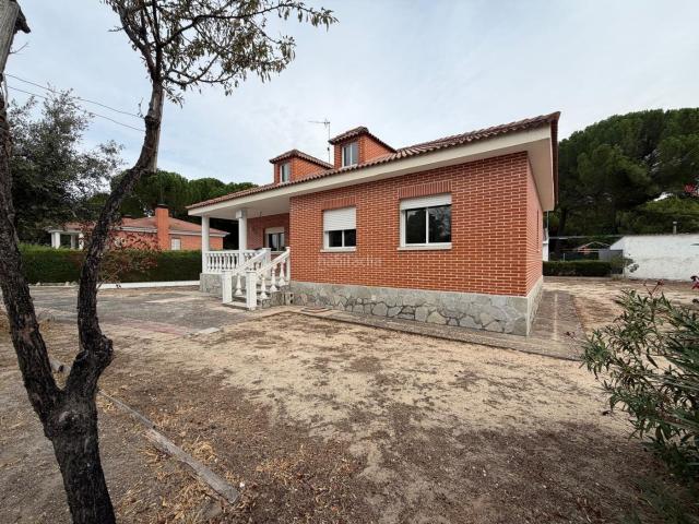 Chalet en venta en Traspinedo. Panaderos Valladolid Inmobiliaria, Chalet independiente en Traspinedo en urbanización del Romeral con parcela de 800m2. Chalets.