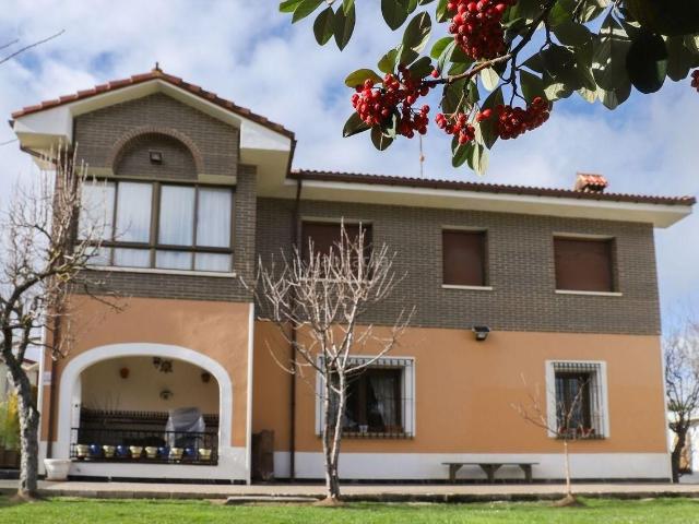 Chalet en venta en Trespaderne. Encantador Chalet en Trespaderne con Potencial Turístico. Chalets.
