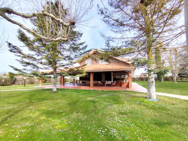 Chalet en venta en Trigueros del Valle. CHALET INDEPENDIENTE PARA E.V. GRAN PARCELA, PISCINA BODEGA. Chalets Trigueros del.