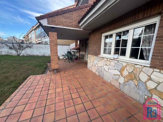 Chalet en venta en Trobajo del camino. Chalet en amplia parcela con piscina y merendero. Chalets Trobajo del.