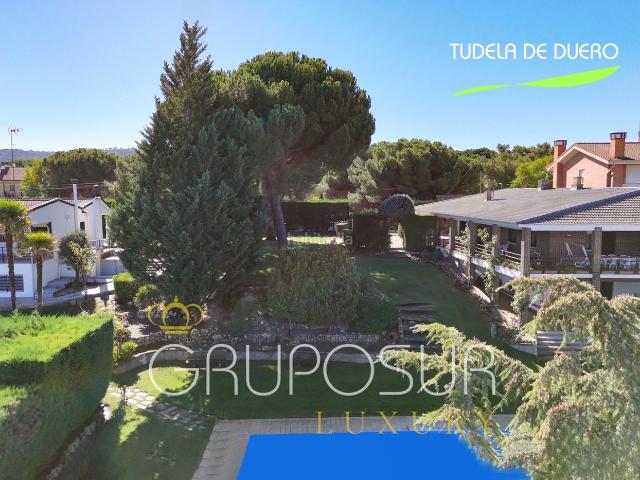 Chalet en venta en Tudela de Duero. Fantástico chalet independiente con piscina privada y pista de tenis en Tudela de Duero, Valladolid. Chalets Tudela de.