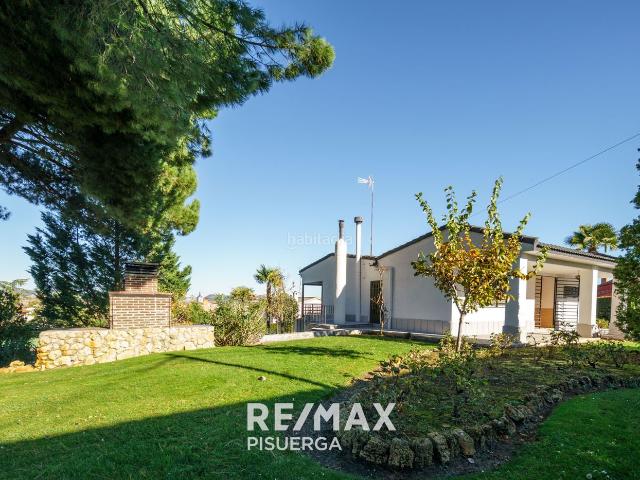 Chalet en venta en Tudela de Duero. PROPIEDAD DE DOS EDIFICACIONES, PISCINA, PISTA DE TENIS, EN PARCELA AJARDINADA. Chalets Tudela de.