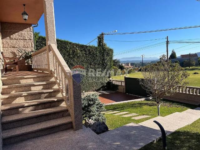 Chalet en venta en Tui. Chalets.