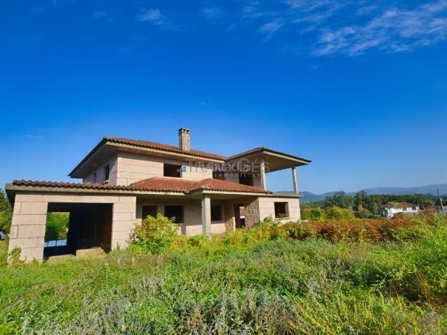 Chalet en venta en Tui. Chalets.