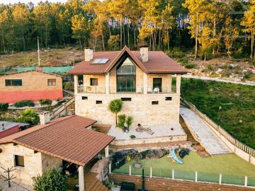 Chalet en venta en Tui. Chalets.