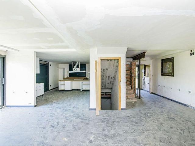 Chalet en venta en urbanización Llac del Cigne, Caldes de Malavella, de 280 m² 5 habitaciones por 250.000