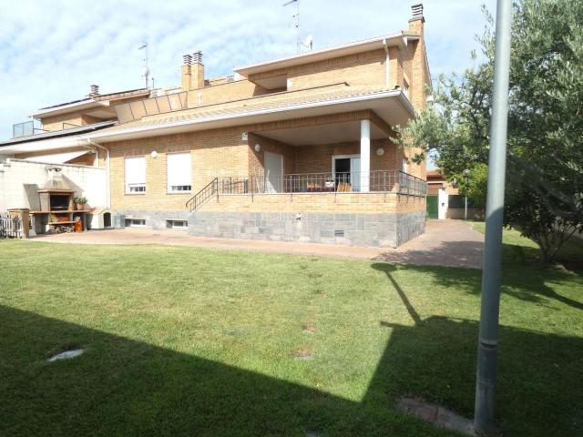 Chalet en venta en Utebo. CHALET EN UTEBO ZARAGOZA, EN URBANIZACIÓN PRIVADA. VL07292026. Chalets.