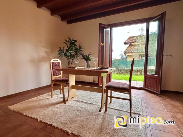 Chalet en venta en Voto. Desde inmobiliaria Mi Piso os presentamos en exclusiva este chalet individual en el tranquilo pueblo de Carasa. Una gran propiedad. Chalets.