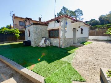 Chalet en venta en Vacarisses. Torre con Piscina y garaje independiente En Vacarisses Urbanizable. El Pala. Chalets.