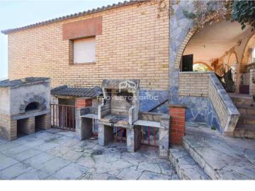 Chalet en venta en Vacarisses. Vacarisses en Ventayol Torre para reformar con jardín y piscina Solicite más informacións. Chalets.
