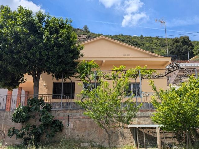 Chalet en venta en Vacarisses. Vivienda recogida y con vistas impresionantes. Chalets.