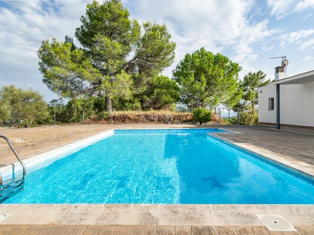 Chalet en venta en Vacarisses. casa ideal familias. Chalets.