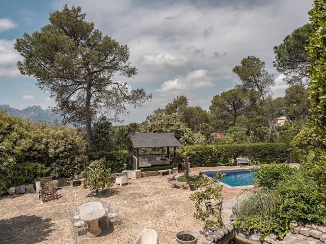 Chalet en venta en Vacarisses. Chalet con carácter, suite de 80 m2, piscina climatizada y placas solares. Chalets.