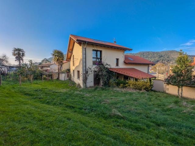 Chalet en venta en Val de San Vicente. CASA EN PESUES. Chalets Val de San.